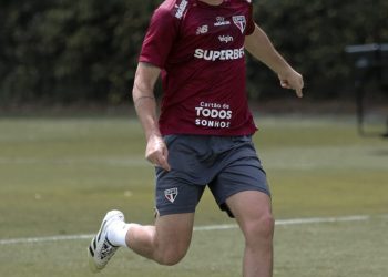 São Paulo F.C. – Elenco retorna de viagem, e Oscar faz treino com bola ao lado de jovens da base