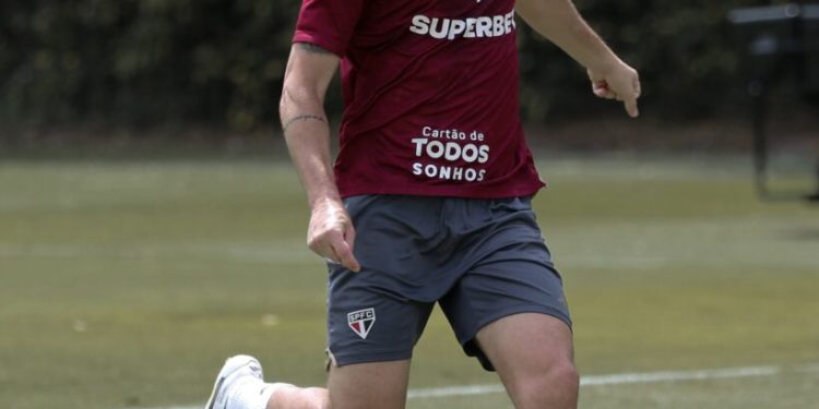 São Paulo F.C. – Elenco retorna de viagem, e Oscar faz treino com bola ao lado de jovens da base