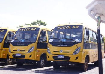 Ônibus e embarcações são entregues pelo Governo de Rondônia para fortalecer transporte de estudantes de locais de difícil acesso