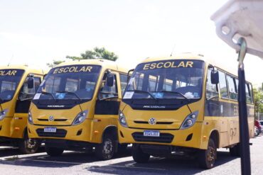 Ônibus e embarcações são entregues pelo Governo de Rondônia para fortalecer transporte de estudantes de locais de difícil acesso Ônibus e embarcações são entregues pelo Governo de Rondônia para fortalecer transporte de estudantes de locais de difícil acesso