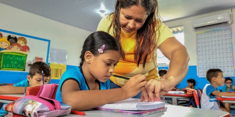 Dia dos Professores:  Histórias de dedicação e amor pela educação