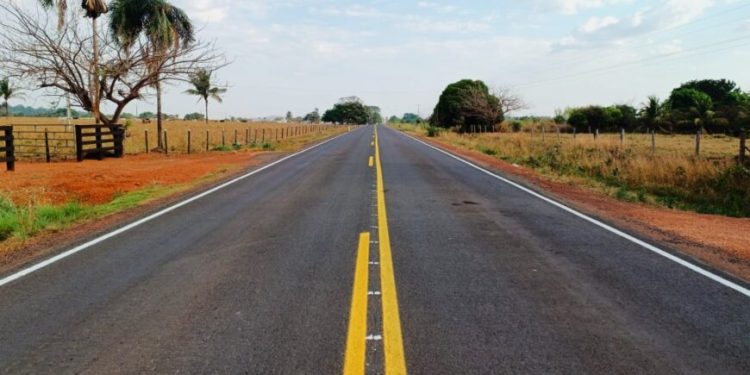 Trecho que interliga Cerejeiras a Corumbiara recebe do governo de RO 22 km de sinalização e microrrevestimento Trecho que interliga Cerejeiras a Corumbiara recebe do governo de RO 22 km de sinalização e microrrevestimento
