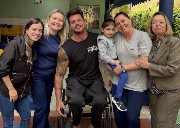 De apresentador a padrinho babão: Fernando Fernandes leva a afilhada Bianca para escola
