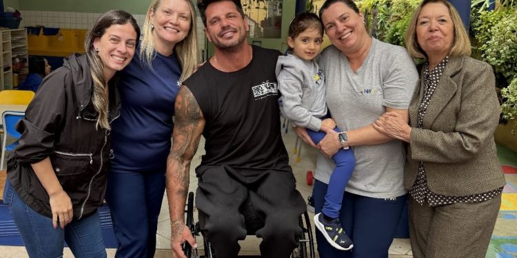 De apresentador a padrinho babão: Fernando Fernandes leva a afilhada Bianca para escola De apresentador a padrinho babão: Fernando Fernandes leva a afilhada Bianca para escola