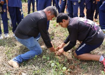 Ação do governo de RO promove visita técnica com estudantes às nascentes em recuperação no Parque dos Tanques, em Porto Velho