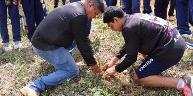 Ação do governo de RO promove visita técnica com estudantes às nascentes em recuperação no Parque dos Tanques, em Porto Velho