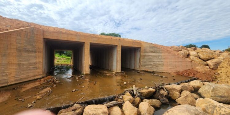 Governo de RO conclui galeria de concreto e aço sobre Rio Serra Verde, na Rodovia-466, entre Jaru e Bom Jesus Governo de RO conclui galeria de concreto e aço sobre Rio Serra Verde, na Rodovia-466, entre Jaru e Bom Jesus
