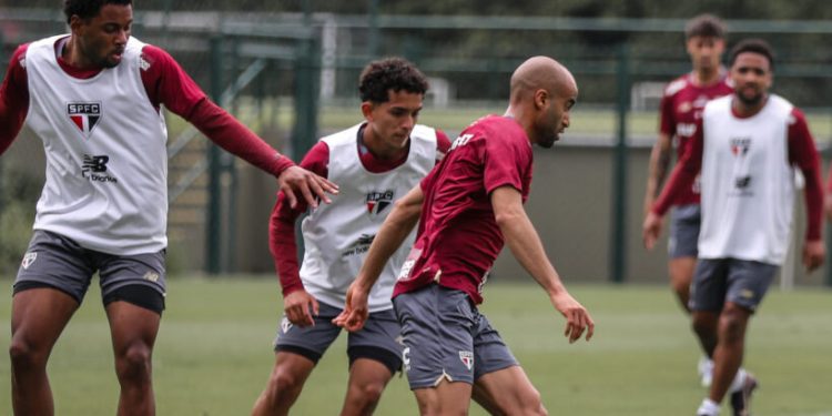 São Paulo F.C. – Com a presença de jovens de Cotia, elenco dá sequência aos preparativos para enfrentar o Grêmio São Paulo F.C. – Com a presença de jovens de Cotia, elenco dá sequência aos preparativos para enfrentar o Grêmio