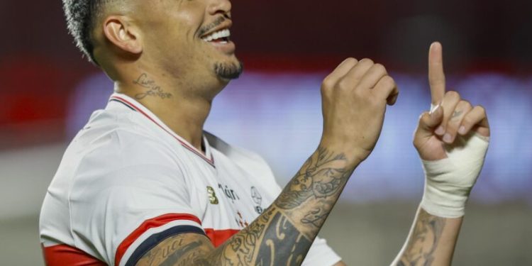 São Paulo F.C. – Luciano celebra feito após marcar gol  100 com a camisa do São Paulo