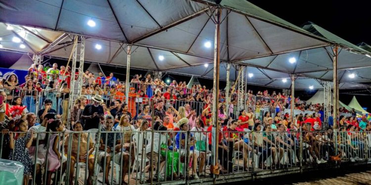 Flor do Campo e Malhadinho encantam público em Guajará-Mirim, durante Festival Duelo na Fronteira Flor do Campo e Malhadinho encantam público em Guajará-Mirim, durante Festival Duelo na Fronteira