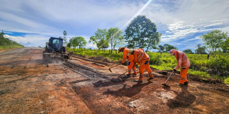 Manutenção asfáltica é executada em 9 quilômetros da RO-479, em direção ao distrito Estrela de Rondônia Manutenção asfáltica é executada em 9 quilômetros da RO-479, em direção ao distrito Estrela de Rondônia