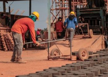 Ações de ressocialização unem manutenção de limpeza urbana e pavimentação em unidade prisional feminina de Porto Velho
