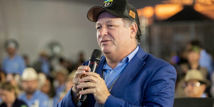 Pedro Fernandes comemora publicação da licitação para projeto de pavimentação de Cujubim a Machadinho D’Oeste