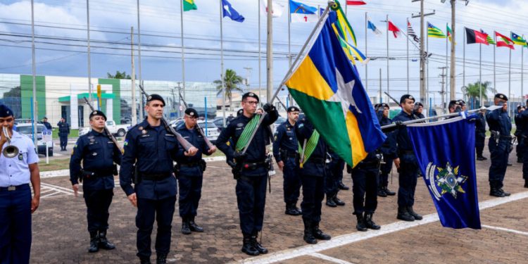 Governo de RO comemora 50 anos da Polícia Militar com formatura e entrega de medalhas