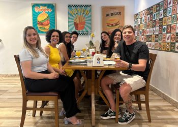 Lucielma Cardeal promove almoço especial com seguidores no tradicional Dunguinhas Burguer, na Vila Maria