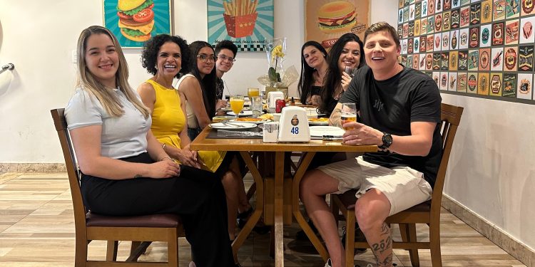 Lucielma Cardeal promove almoço especial com seguidores no tradicional Dunguinhas Burguer, na Vila Maria