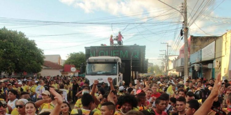 Corpo de Bombeiros reforça proteção dos foliões e explica sobre trios elétricos parados durante chuva Corpo de Bombeiros reforça proteção dos foliões e explica sobre trios elétricos parados durante chuva