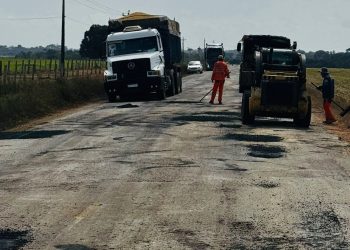 DER executa tapa-buracos na RO-459, em Alto Paraíso, após solicitação de Pedro Fernandes