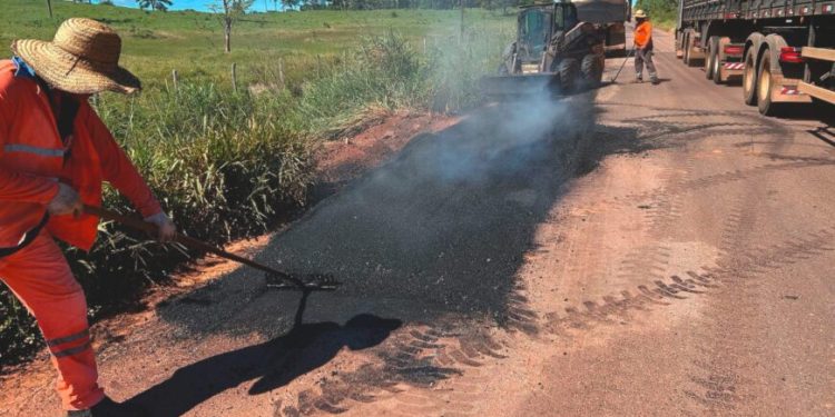 Rodovia-010 recebe 46 km de manutenção asfáltica entre Pimenta Bueno e distrito de Nova Estrela Rodovia-010 recebe 46 km de manutenção asfáltica entre Pimenta Bueno e distrito de Nova Estrela
