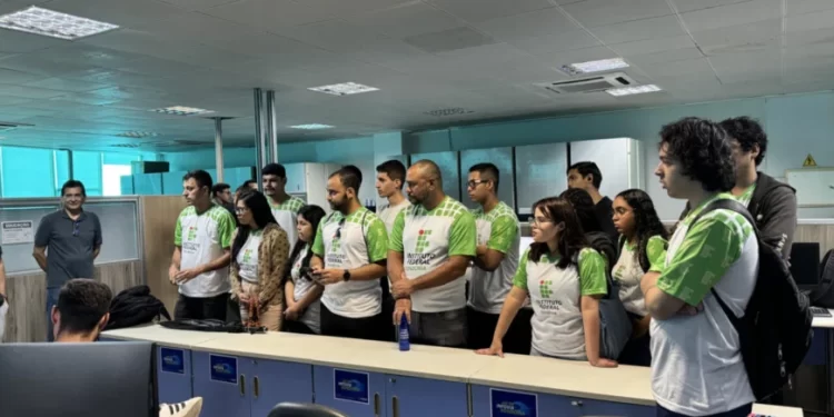 Alunos do curso de Tecnologia em Redes de Computadores conhecem infraestrutura do governo de RO