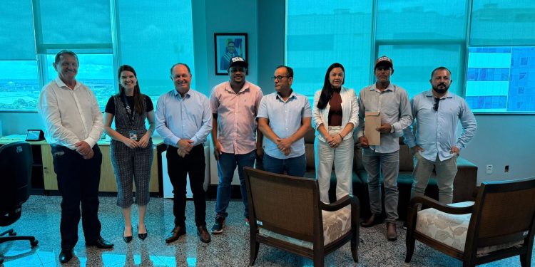 Deputado Pedro Fernandes e lideranças de Cujubim tratam de melhorias na RO-205 em reunião com o DER