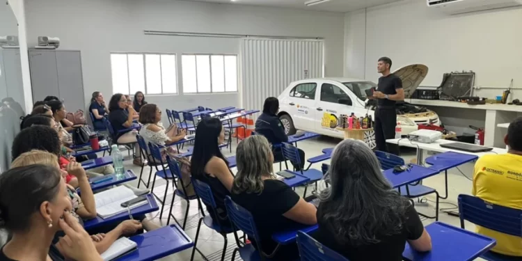 Curso de mecânica básica capacita mulheres para lidar com situações no trânsito Curso de mecânica básica capacita mulheres para lidar com situações no trânsito