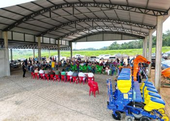 Deputado Pedro Fernandes entrega implementos agrícolas para Associação APROVARIJA em Monte Negro