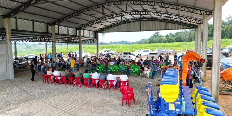 Deputado Pedro Fernandes entrega implementos agrícolas para Associação APROVARIJA em Monte Negro
