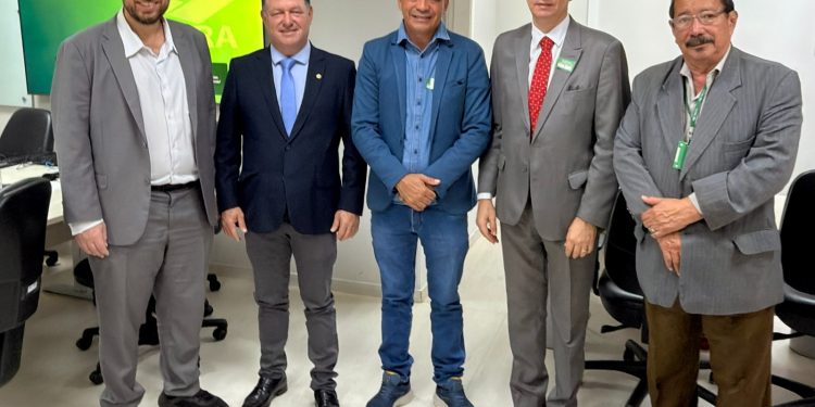 Deputado estadual Pedro Fernandes articula avanços na regularização fundiária do Vale do Jamari em reunião no INCRA, em Brasília
