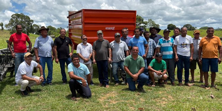 Associação de produtores rurais de Governador Jorge Teixeira recebe implementos agrícolas com emenda do deputado Pedro Fernandes Associação de produtores rurais de Governador Jorge Teixeira recebe implementos agrícolas com emenda do deputado Pedro Fernandes