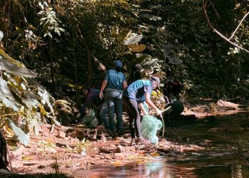 Mutirão retira toneladas de resíduos do Igarapé Gaúcho em celebração ao Dia Mundial da Água em Ariquemes