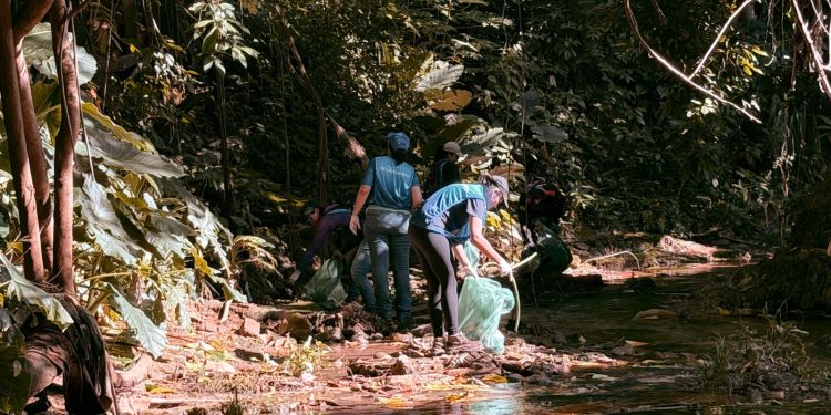 Mutirão retira toneladas de resíduos do Igarapé Gaúcho em celebração ao Dia Mundial da Água em Ariquemes