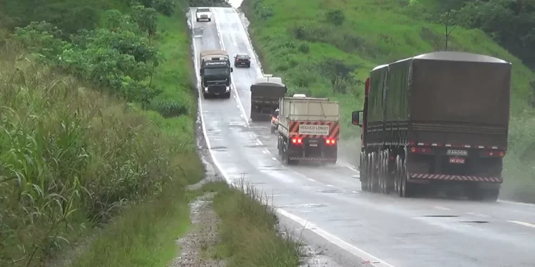 BR-364 é a estrada que sustenta a economia, mas cobra vidas em Rondônia BR-364 é a estrada que sustenta a economia, mas cobra vidas em Rondônia