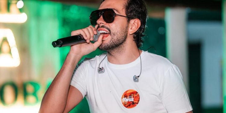 Breno Ferreira aposta em clima de bar no audiovisual “Mesa 10”, gravado em Goiás