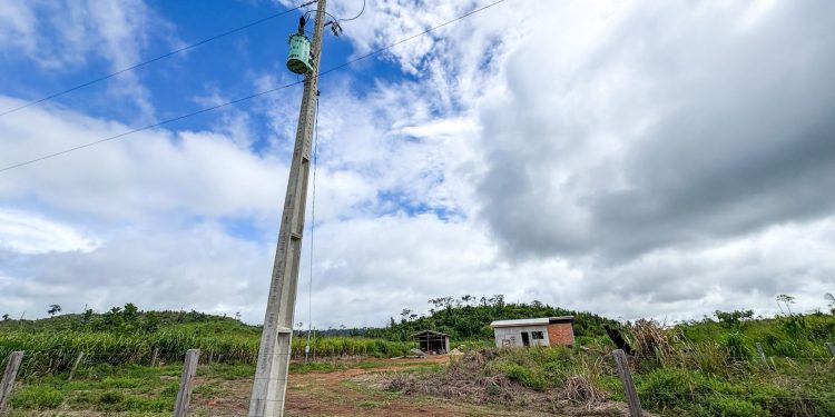 Famílias da Linha C-18, em Governador Jorge Teixeira, são beneficiadas com energia elétrica após atuação do deputado Pedro Fernandes Famílias da Linha C-18, em Governador Jorge Teixeira, são beneficiadas com energia elétrica após atuação do deputado Pedro Fernandes