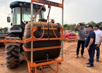Deputado Pedro Fernandes garante cabine de trator e pulverizador agrícola para associação de produtores rurais de Santa Luzia do Oeste