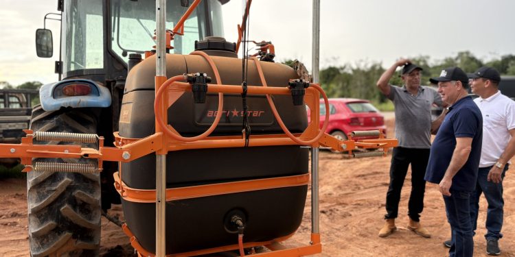 Deputado Pedro Fernandes garante cabine de trator e pulverizador agrícola para associação de produtores rurais de Santa Luzia do Oeste Deputado Pedro Fernandes garante cabine de trator e pulverizador agrícola para associação de produtores rurais de Santa Luzia do Oeste