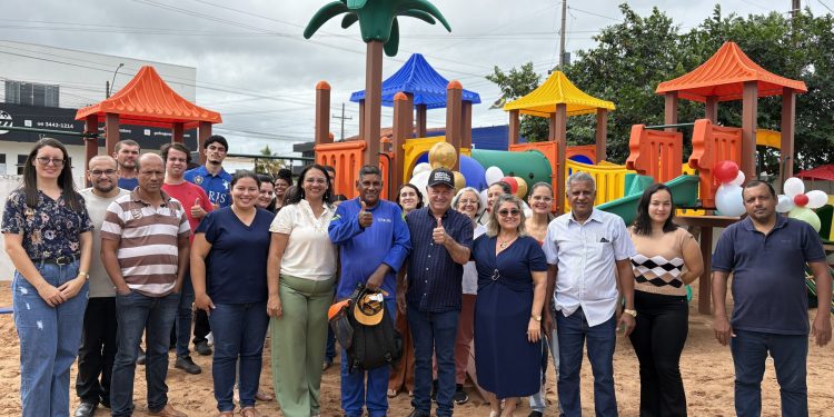 Escola de Rolim de Moura recebe playground com emenda do deputado Pedro Fernandes