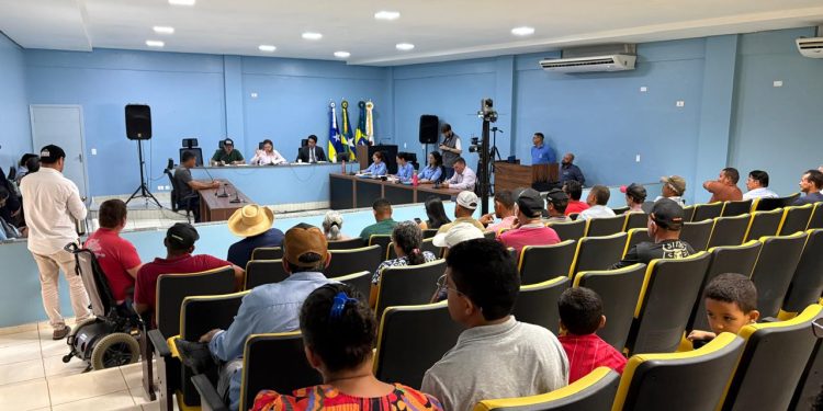 Deputado Pedro Fernandes apresenta requerimentos durante reunião da CPI do Leite em Machadinho do Oeste 