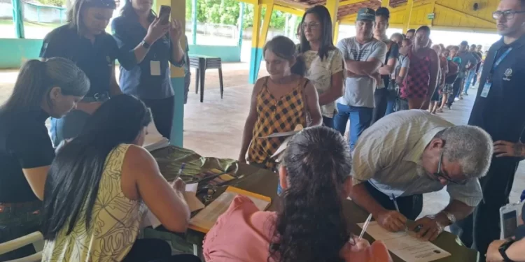 Governo de RO fortalece cidadania com entrega de Certidões de Regularização Fundiária em Cacaulândia