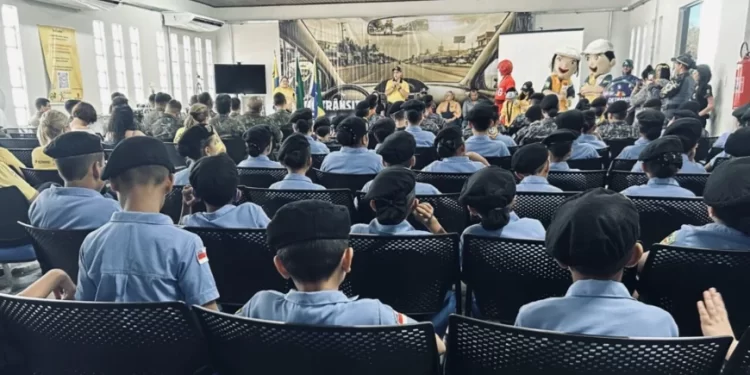 Escola Pública de Trânsito do Detran-RO compartilha atividades com Pelotão Mirim da PM-AM Escola Pública de Trânsito do Detran-RO compartilha atividades com Pelotão Mirim da PM-AM