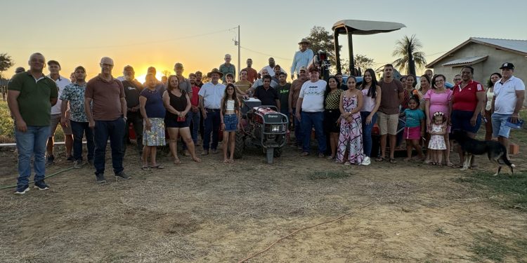 Associação rural de Vale do Paraíso recebe implementos agrícolas com recurso do deputado Pedro Fernandes