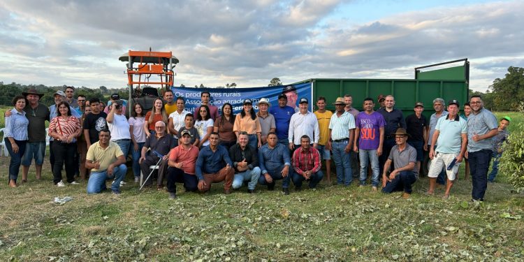 Associação de Mulheres e Produtores Rurais de Ariquemes recebe implementos agrícolas com apoio do deputado Pedro Fernandes Associação de Mulheres e Produtores Rurais de Ariquemes recebe implementos agrícolas com apoio do deputado Pedro Fernandes