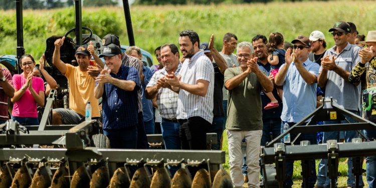 FOTOS NA ASSOC. DOS PROD. RURAIS DA LINHA C 105 – BOA UNIÃO FOTOS NA ASSOC. DOS PROD. RURAIS DA LINHA C 105 – BOA UNIÃO