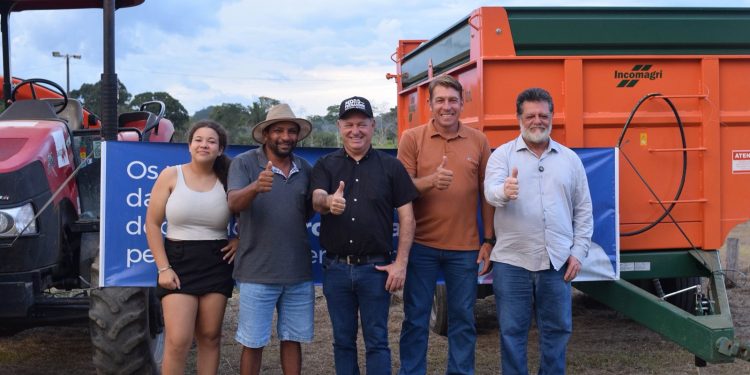 Associação rural de Monte Negro recebe implementos agrícolas com apoio do deputado Pedro Fernandes