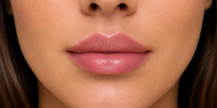 Especialista comenta o impacto das redes sociais na estética dos lábios