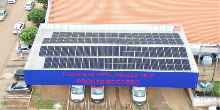 Hospital Municipal de Alto Paraíso recebe placas solares com apoio do deputado Pedro Fernandes