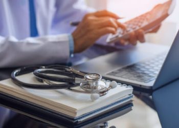 Alta renda já não garante estabilidade financeira na medicina, e cresce a busca por gestão profissional e bancos cooperativistas