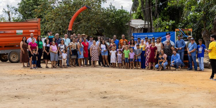 Produtores do Assentamento Élcio Machado recebem implementos agrícolas com recurso do deputado Pedro Fernandes Produtores do Assentamento Élcio Machado recebem implementos agrícolas com recurso do deputado Pedro Fernandes