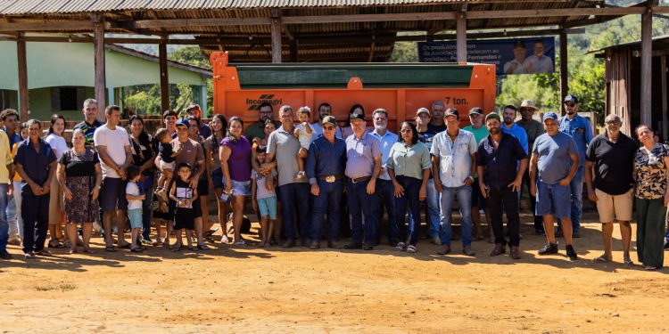 Associação rural de Monte Negro recebe carreta agrícola com recurso do deputado Pedro Fernandes